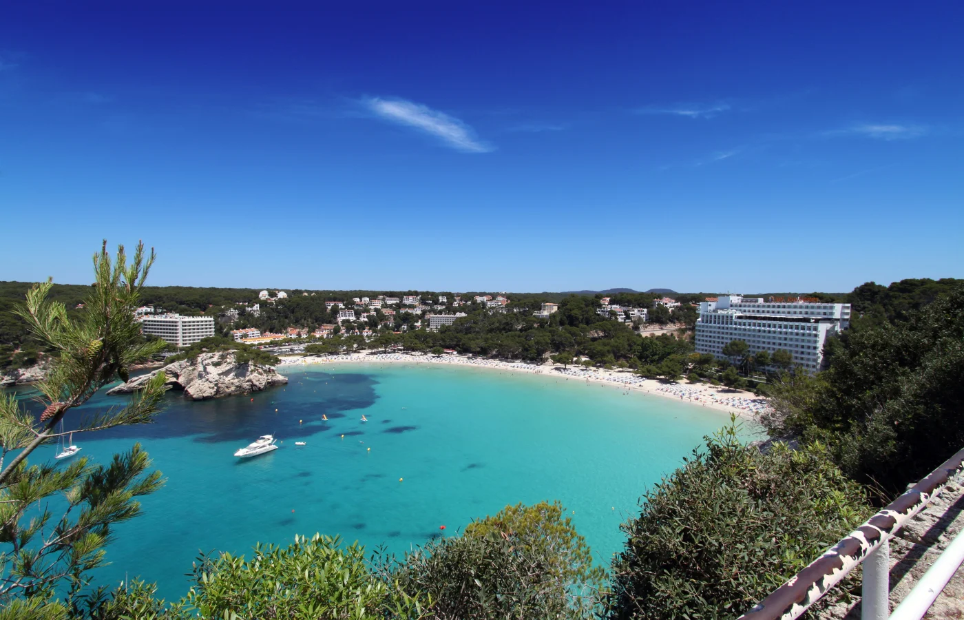 Menorca e Ibiza: Epicentros del Lujo Inmobiliario en 2024